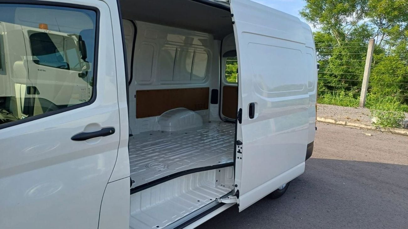 Toyota Hiace Van High Roof 2.8L (174 HP) M/T