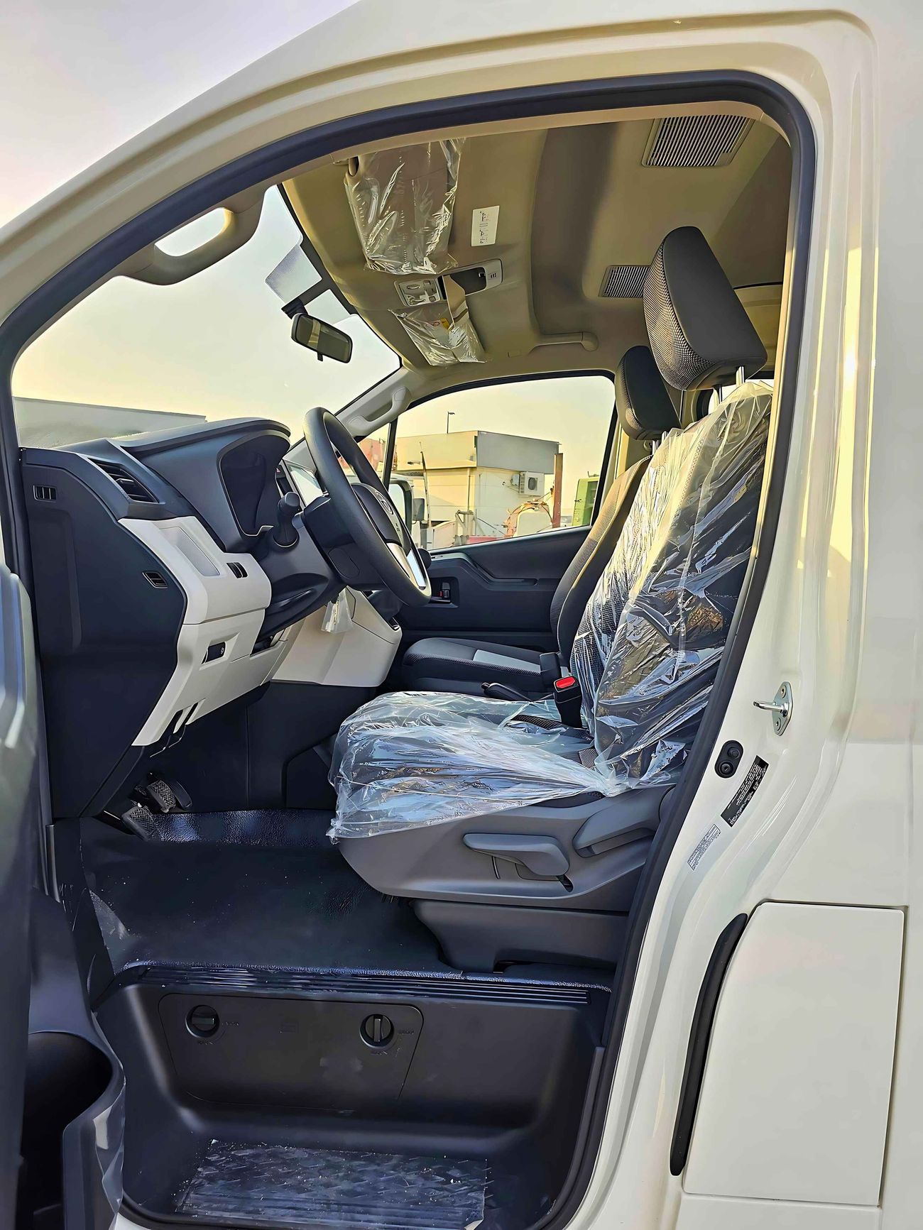 Toyota Hiace / 2.8L M/T / PASSENGER, HIGHROOF, DIESEL, DX, BLACK BUMPER / Code#68059