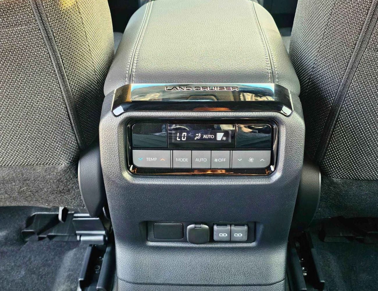 Toyota Prado TURBO ALL ROUNDER / 2.8L DIESEL V4 / DIFFLOCK / SUNROOF / COOL BOX (CODE # P28AR2)