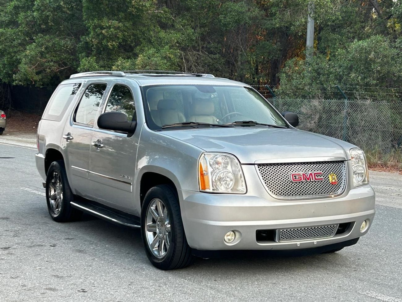 GMC Yukon Denali 6.2L (9 Seater)