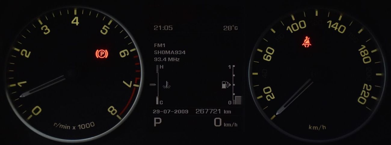 Land Rover Discovery EXCELLENT DEAL for our Land Rover LR4 HSE V8 ( 2013 Model ) in Grey Color GCC Specs