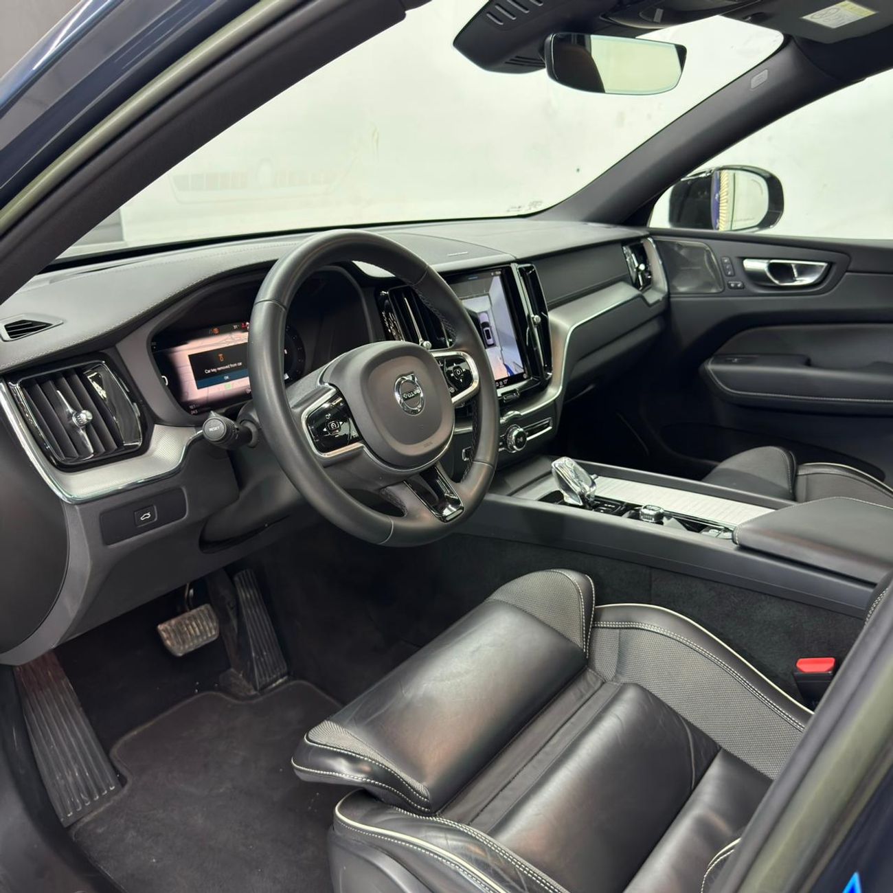 Volvo XC60 B5 2.0T Powertrain AED 2,644 / Monthly l 0% Downpayment l Ultimate Dark l Agency Warranty until 2028