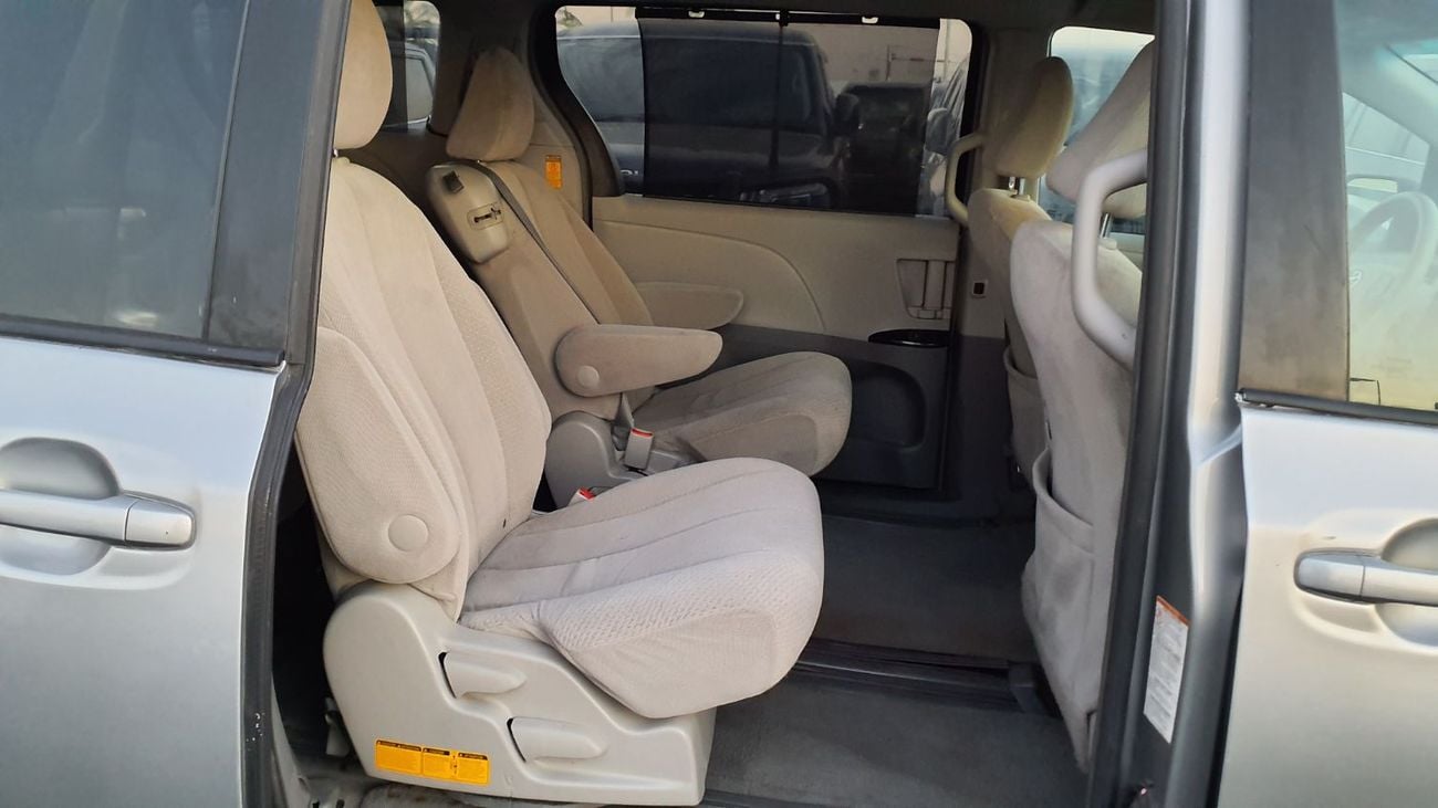 Toyota Sienna LE (NON GCC)