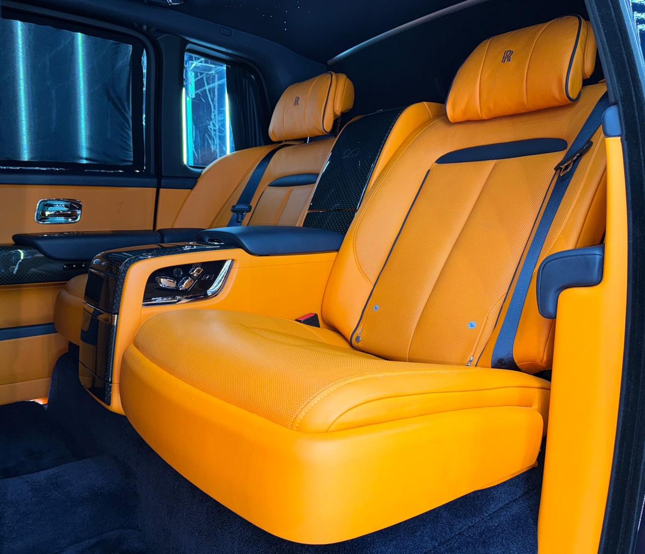 Rolls-Royce Cullinan Black Badge,6.75L,V12,8 -Speed Automatic,AWD