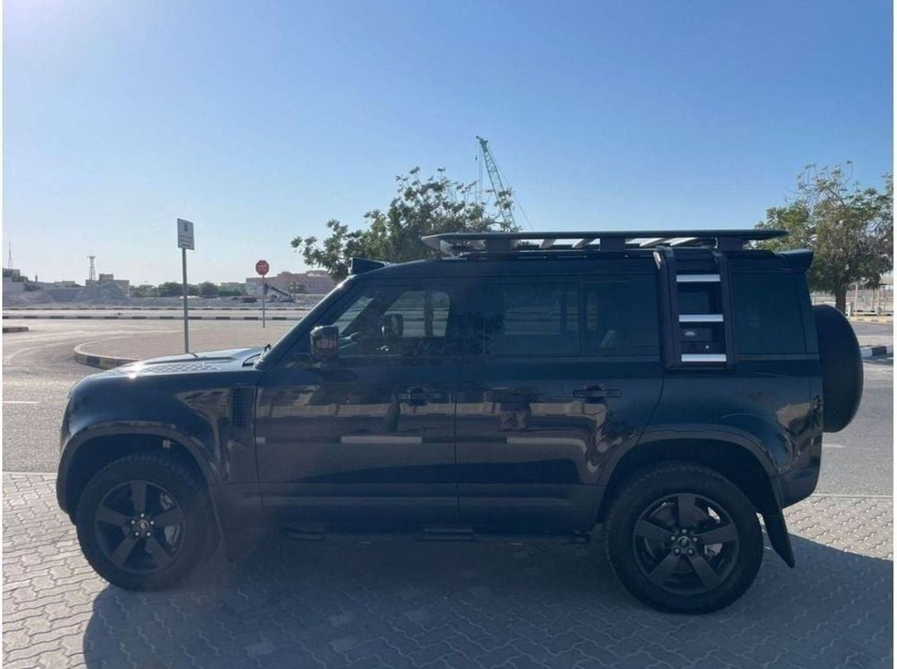 لاند روفر ديفندر LAND ROVER DEFENDER 3.0 LITER  RIGHT HAND DRIVE ONLE FOR EXPORT AVAILABLE