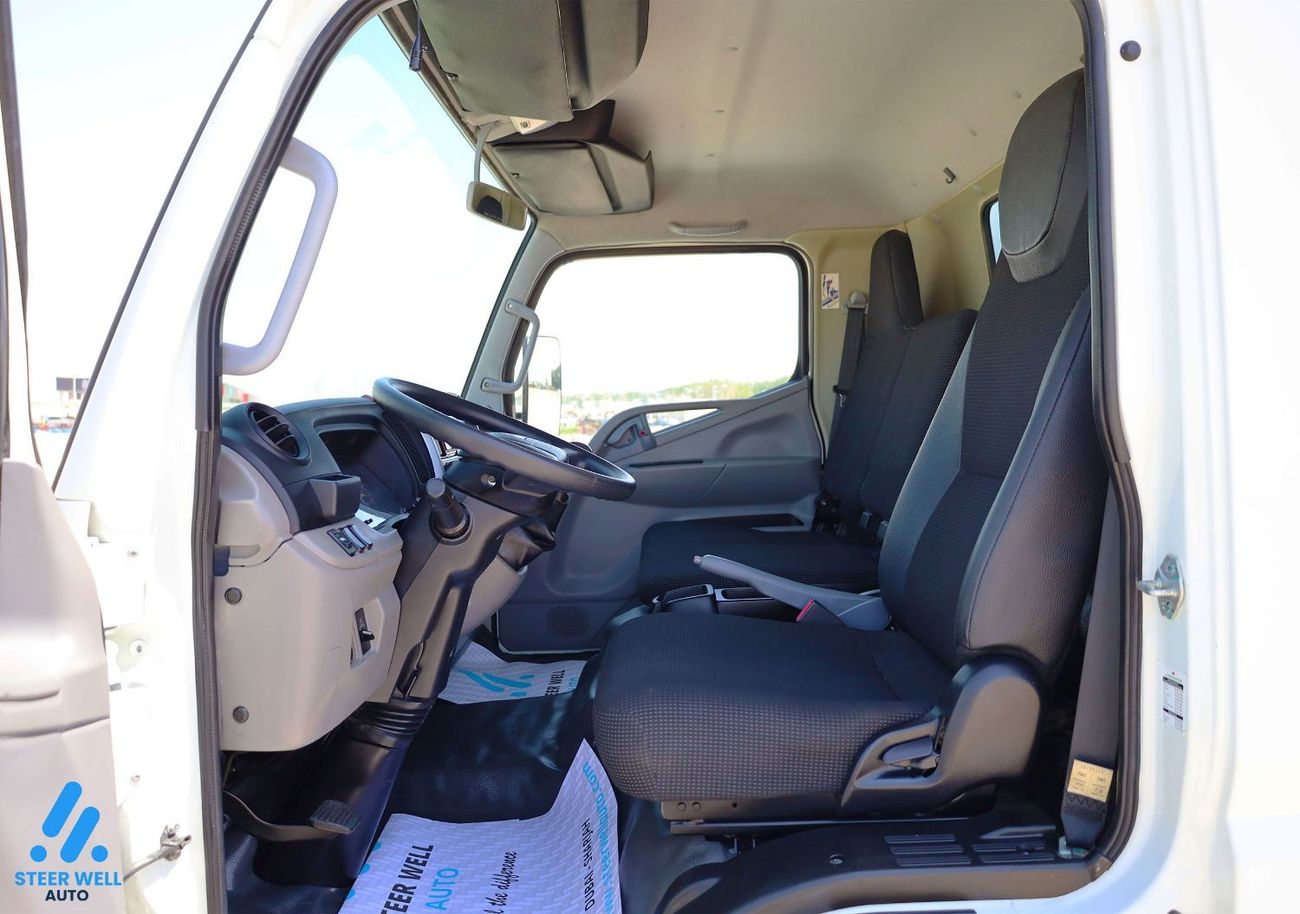 Mitsubishi Fuso Canter Fuso Chiller Dry Box 4.2L RWD Diesel MT - Low Mileage - Ready to Drive - GCC