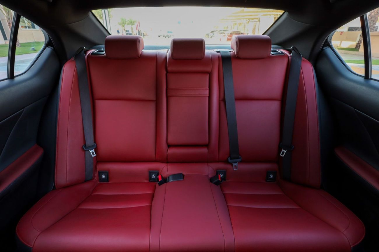 Lexus IS300 Premier Lexus IS300 2021 GCC under Warranty with Flexible Down-Payment.