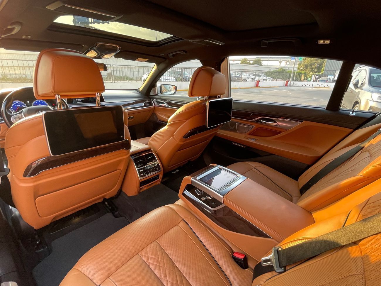 BMW 750Li Luxury 4.4L (523 HP)