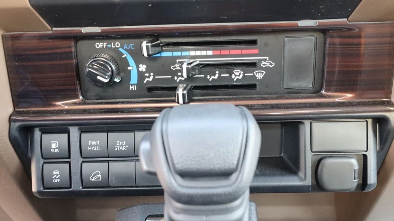 Toyota Land Cruiser Pickup 70 VXR Toyota Land Cruiser LC79 SC 4.0 AT 2025 basic GCC