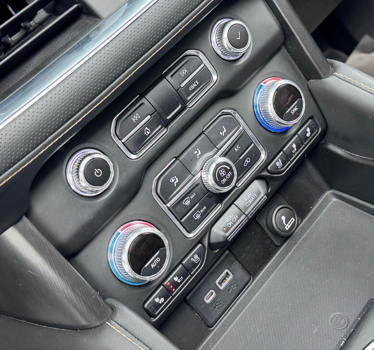 GMC Yukon AT4 5.3L 2021 GMC Yukon AT4, Warranty, Full GMC Service History, Full Options, 8 Seater, GCC