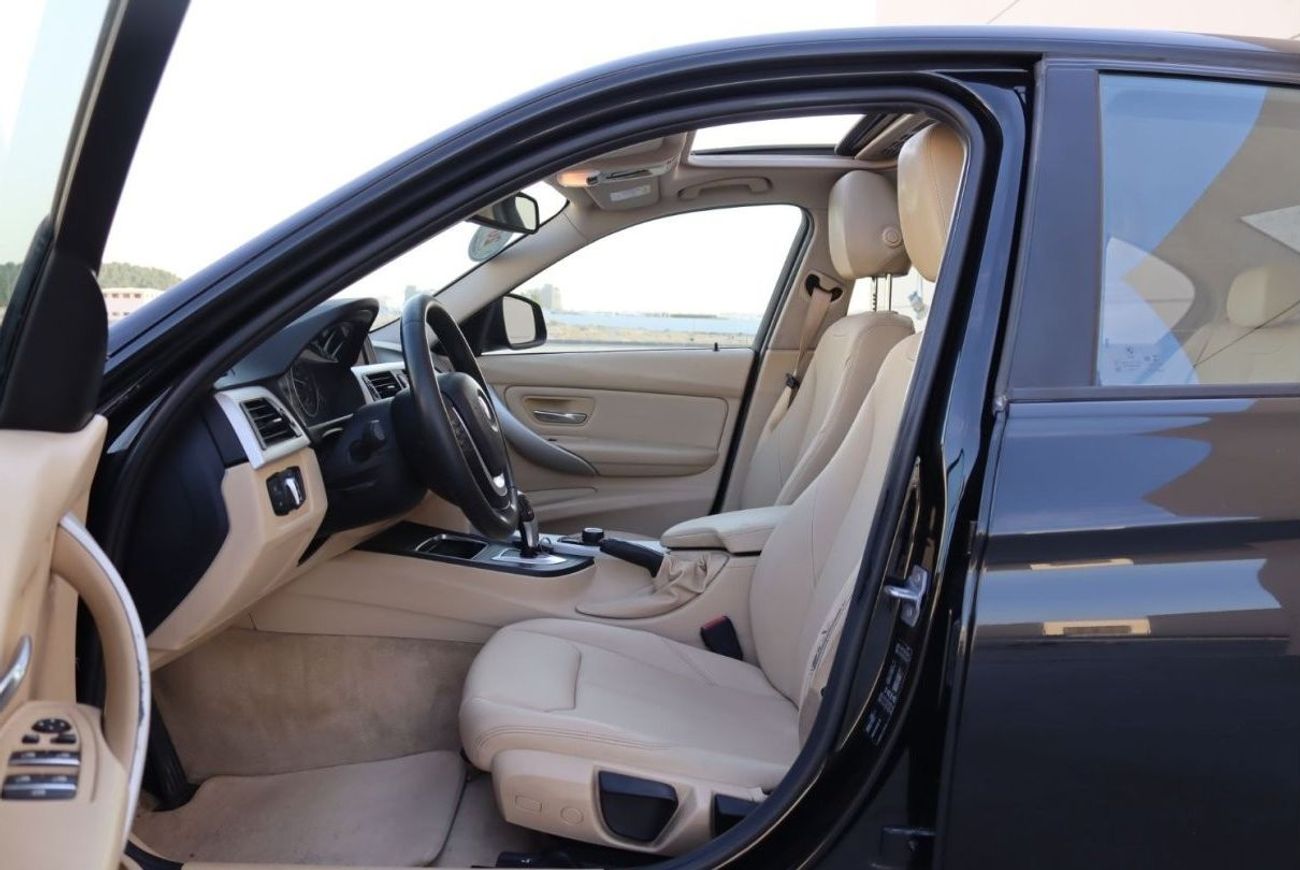 BMW 318i Executive ACCIDENTS FREE - GCC - ENGINE 1.5 TURBO - PERFECT CONDITION INSIDE OUT