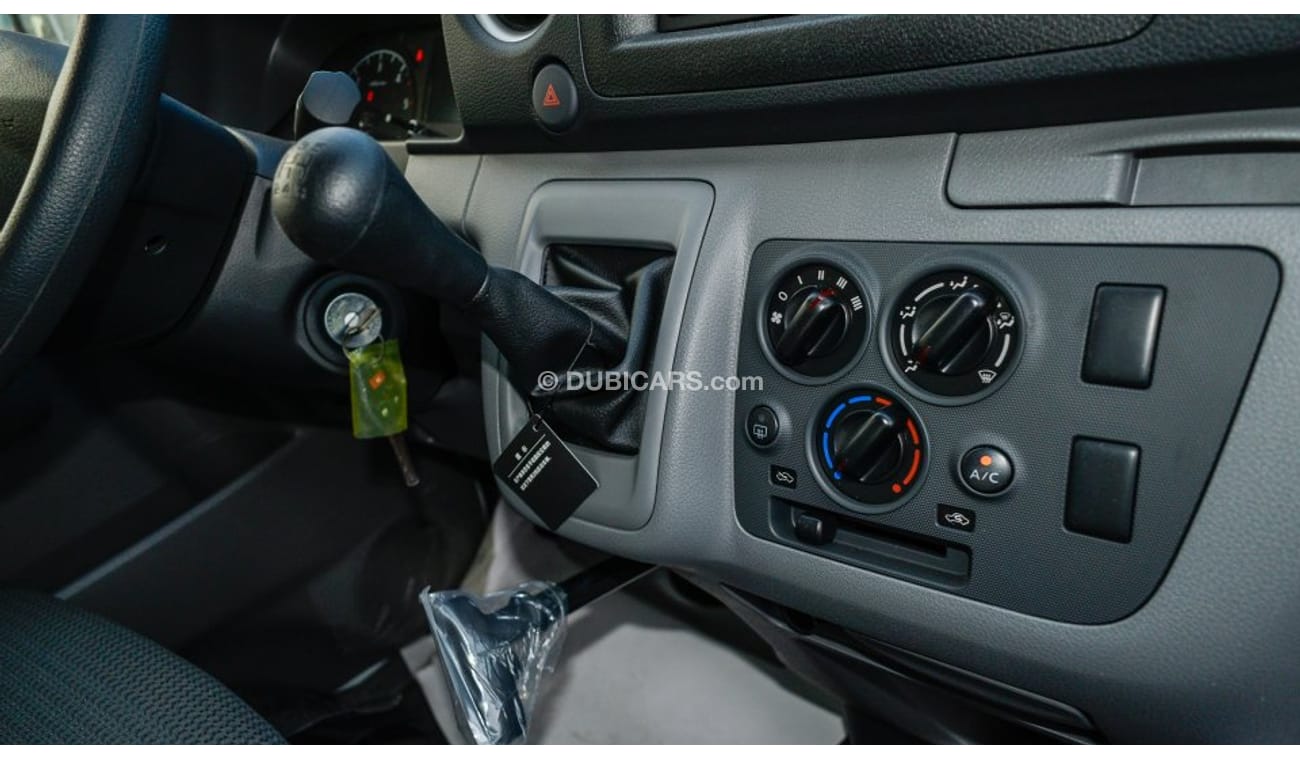 Nissan Urvan NV350 2.5L V4 M/T VAN 15″ wheels - grey interior