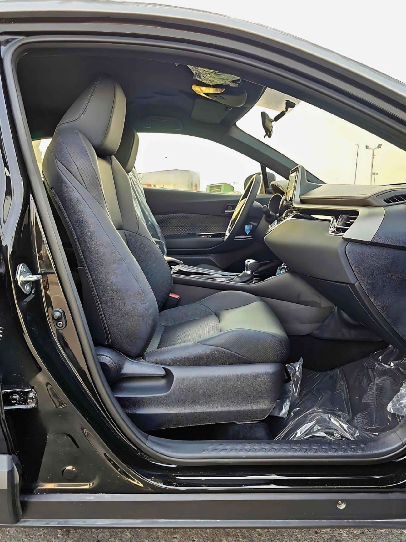 تويوتا CHR LUXURY DUAL TONE / 1.8L HYBRID / PUSH START / LEATHER SEATS / FULL OPTION / CODE#68013