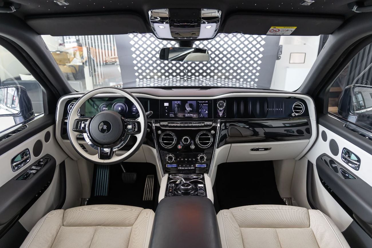 Rolls-Royce Cullinan ROLLS-ROYCE CULLINAN | SILVER BADGE | FULL OPTIONS | BESPOKE SOUND SYSTEM | GCC SPECS | 2025