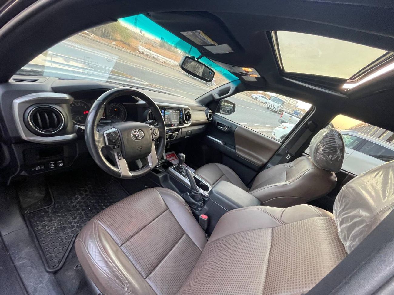تويوتا تاكوما طقم TRD / محرك V6 سعة 3.5 لتر / دفع رباعي / فتحة سقف / شاشة كبيرة / نظام مراقبة النقاط العمياء / بحا
