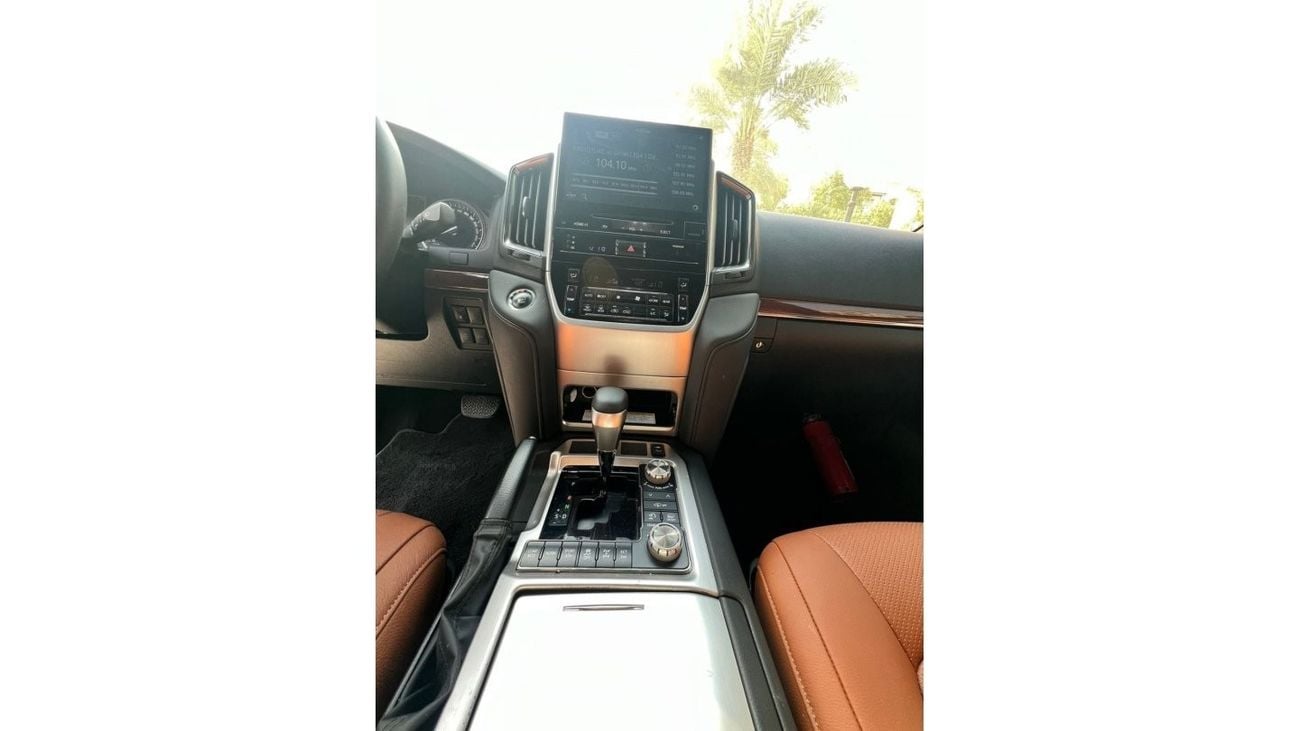 Toyota Land Cruiser VXR 5.7L