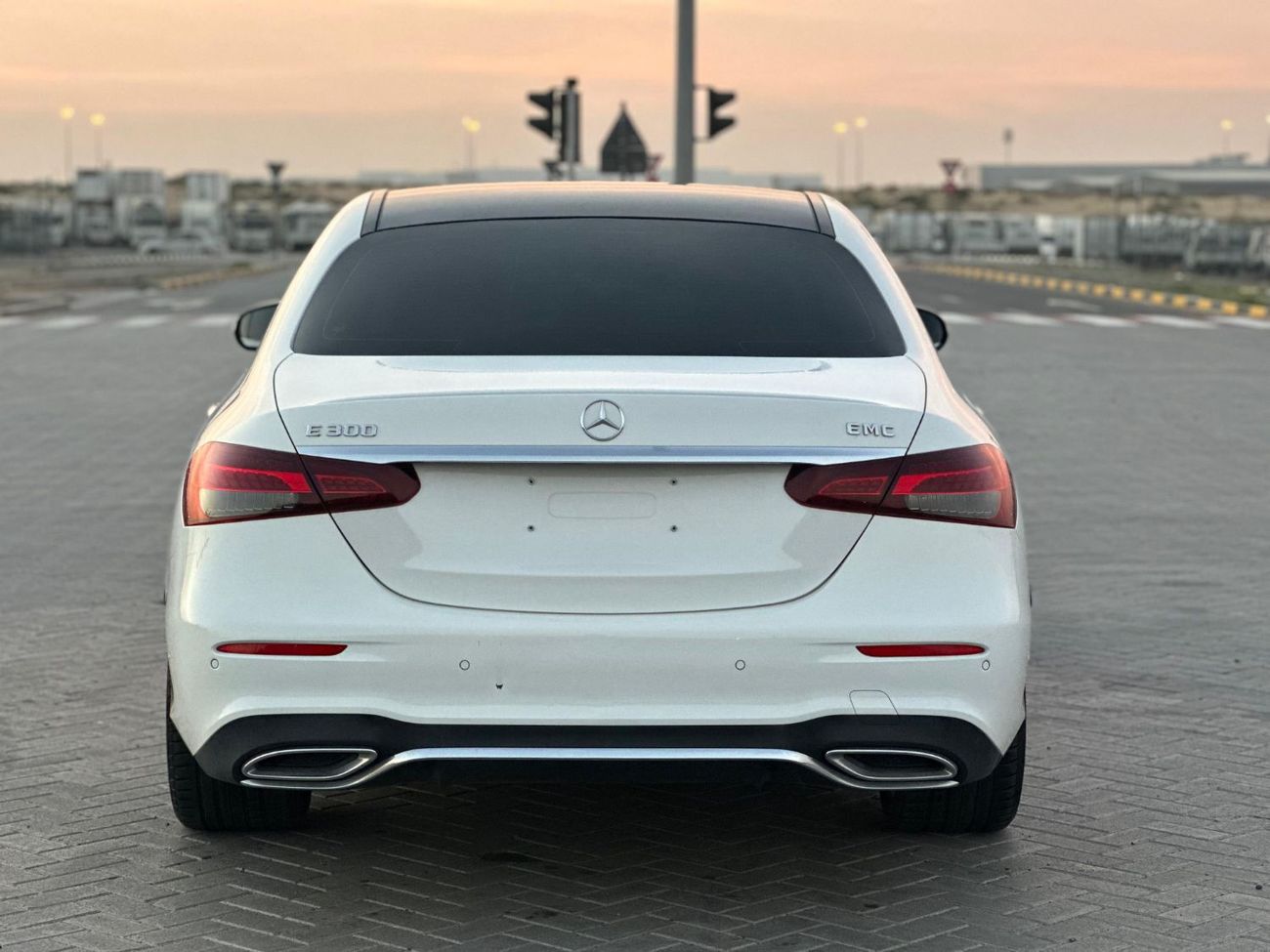 Mercedes-Benz E300 Premium + 2.0L