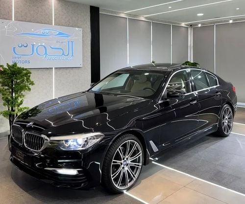 بي أم دبليو 520i EXCLUSIVE LUXURY ELITE BLACK 520i || TOP RANGE || GCC || SCREENS || LIKE