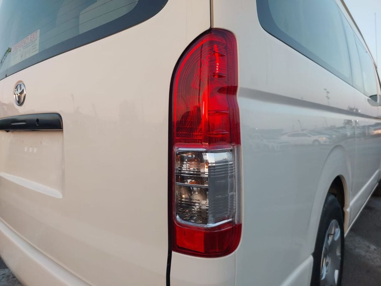 تويوتا هاياس TOYOTA HIACE COMMUTER VAN RHD 2017 MODEL 3.0 L DIESEL AUTOMATIC(PM33049)