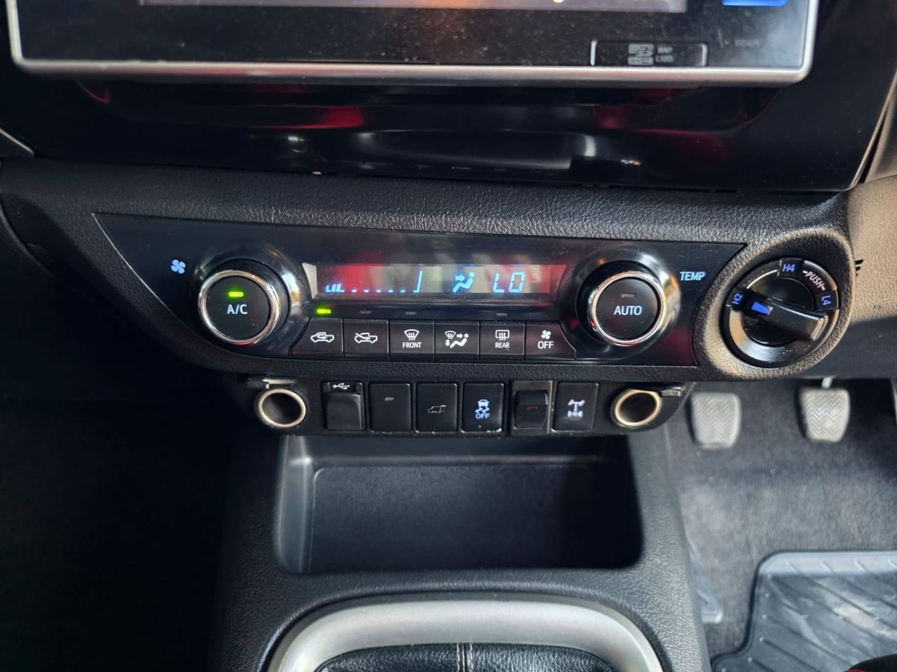 Toyota Hilux GLX 2016 | 2.8L DIESEL ENGINE | MANUAL TRANSMISSION | RHD | SMART CAB | DIGITAL AC | AIR SNORKEL | PUSH