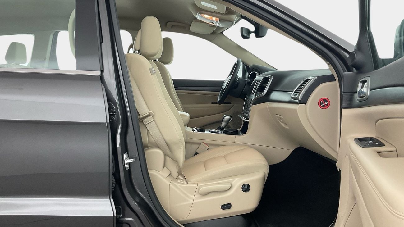 جيب جراند شيروكي Laredo | upto AED 20,000 Ramadan Discount | شامل الضمان | 0 ﺪﻔﻋﺓ ﺃﻮﻟﻯ