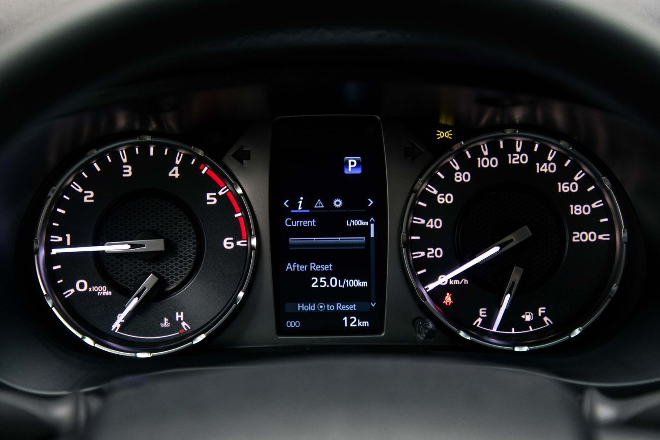 تويوتا هيلوكس DLX 2.4L - Super White Inside Red | Export Only