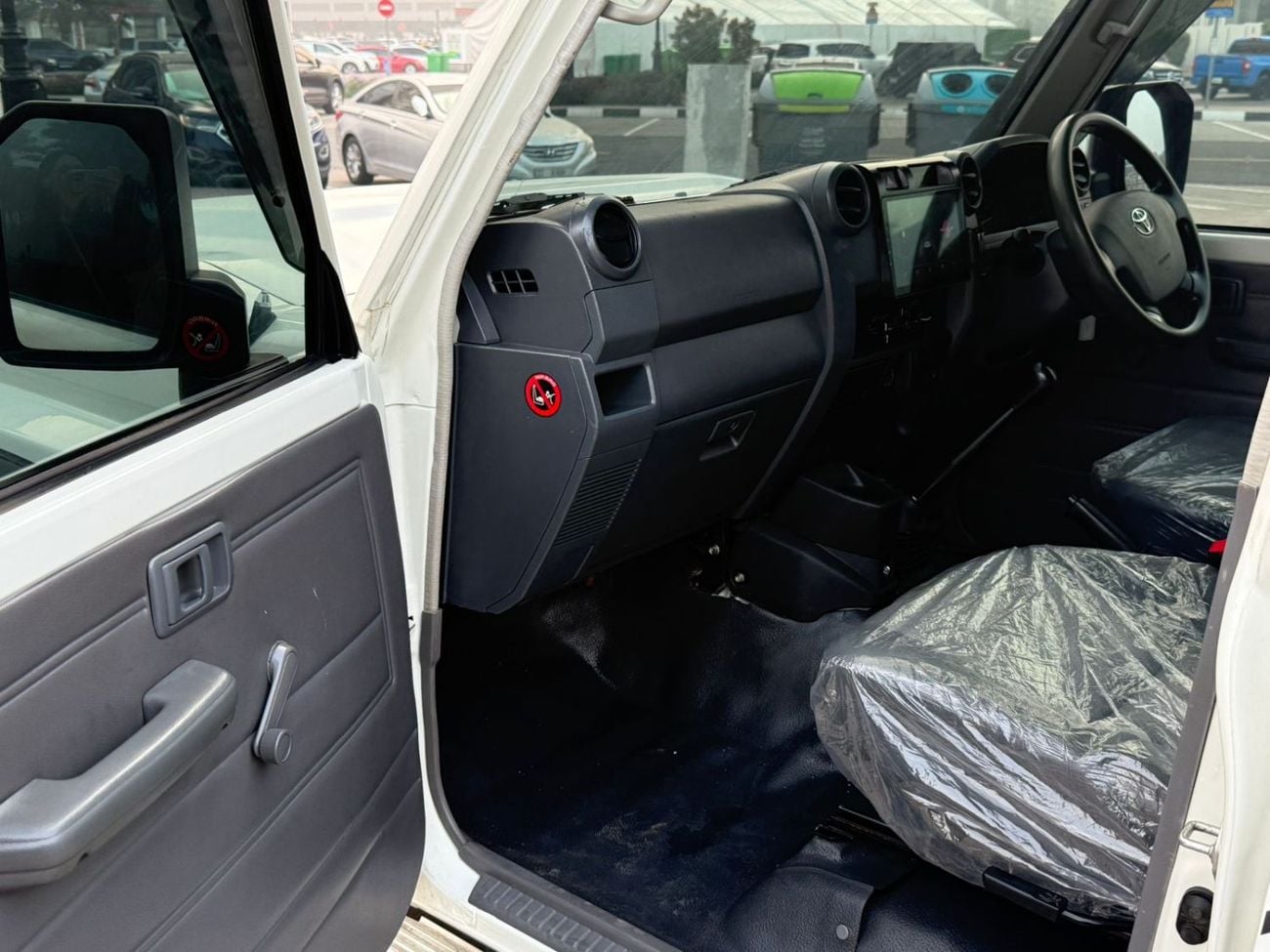 Toyota Land Cruiser Pick Up 2017Model modified 2024 4.5 Diesel engine v8 colour white Transmission Manual Interior grey 5seater
