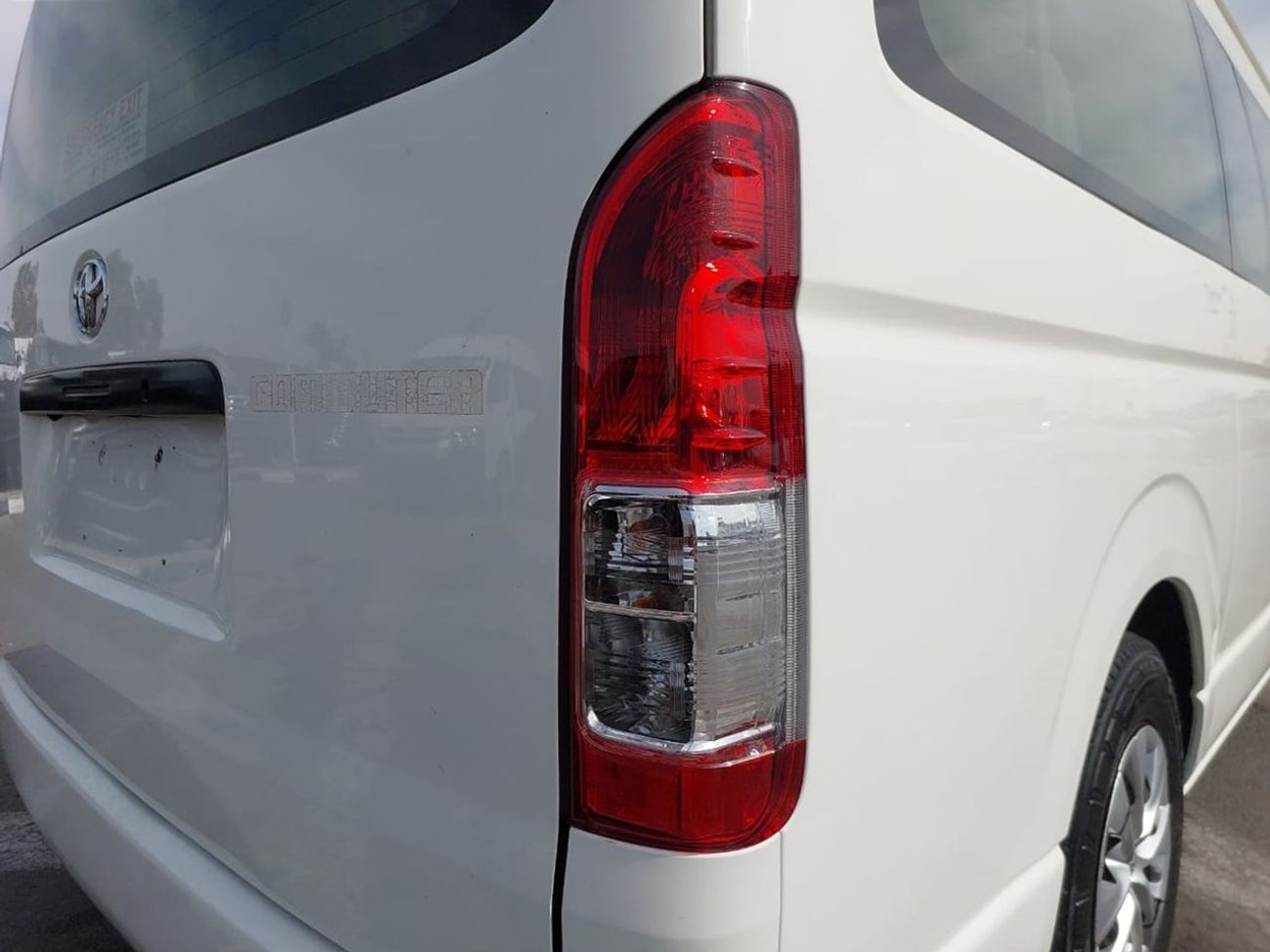تويوتا هاياس TOYOTA HIACE COMMUTER VAN RHD 2015 MODEL 3.0 L DIESEL AUTOMATIC(PM23061)