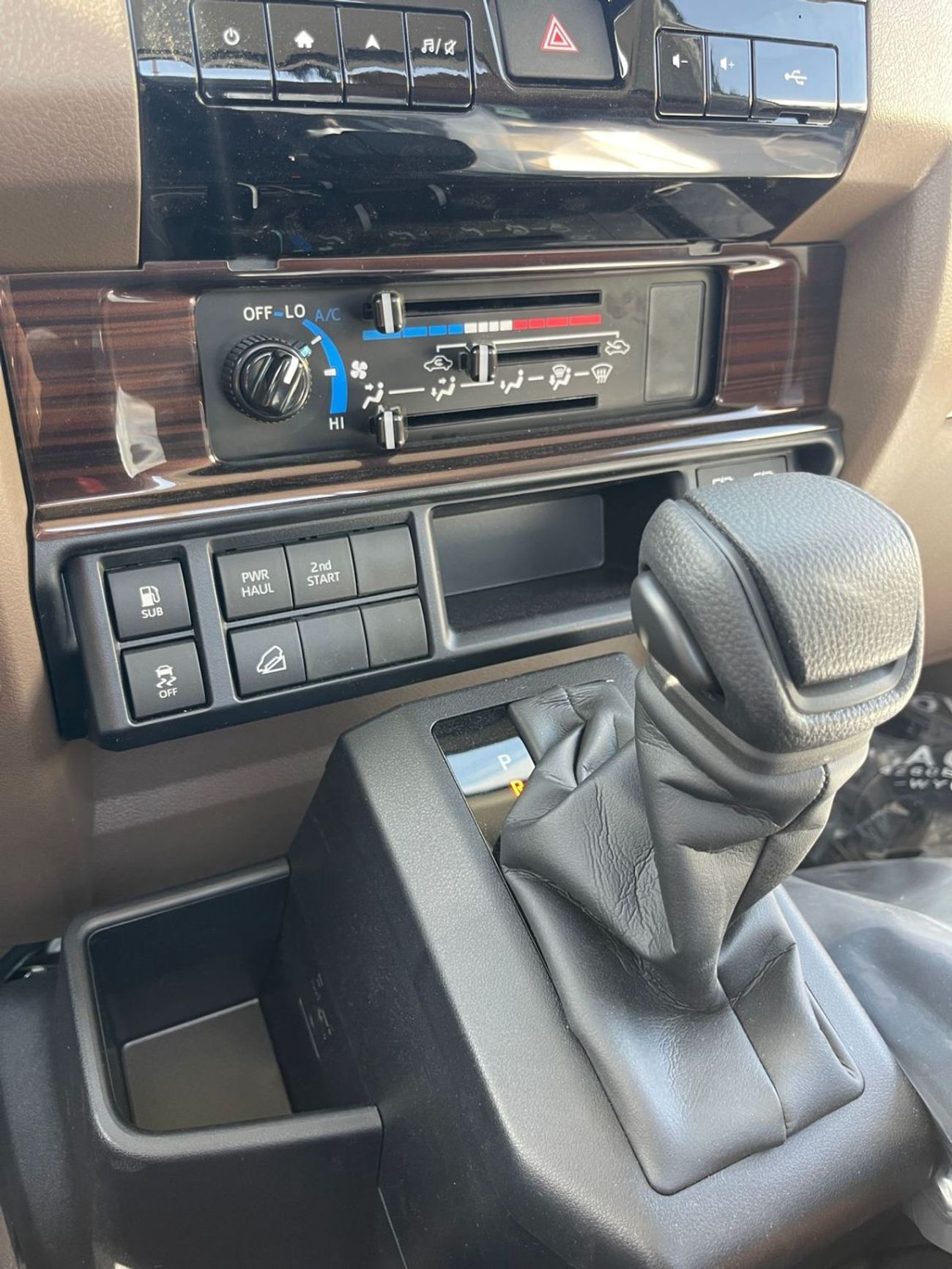 Toyota Land Cruiser Pick Up LC 79 Pickup S/C 4.0L Petrol A/T Full Option 2025 Model