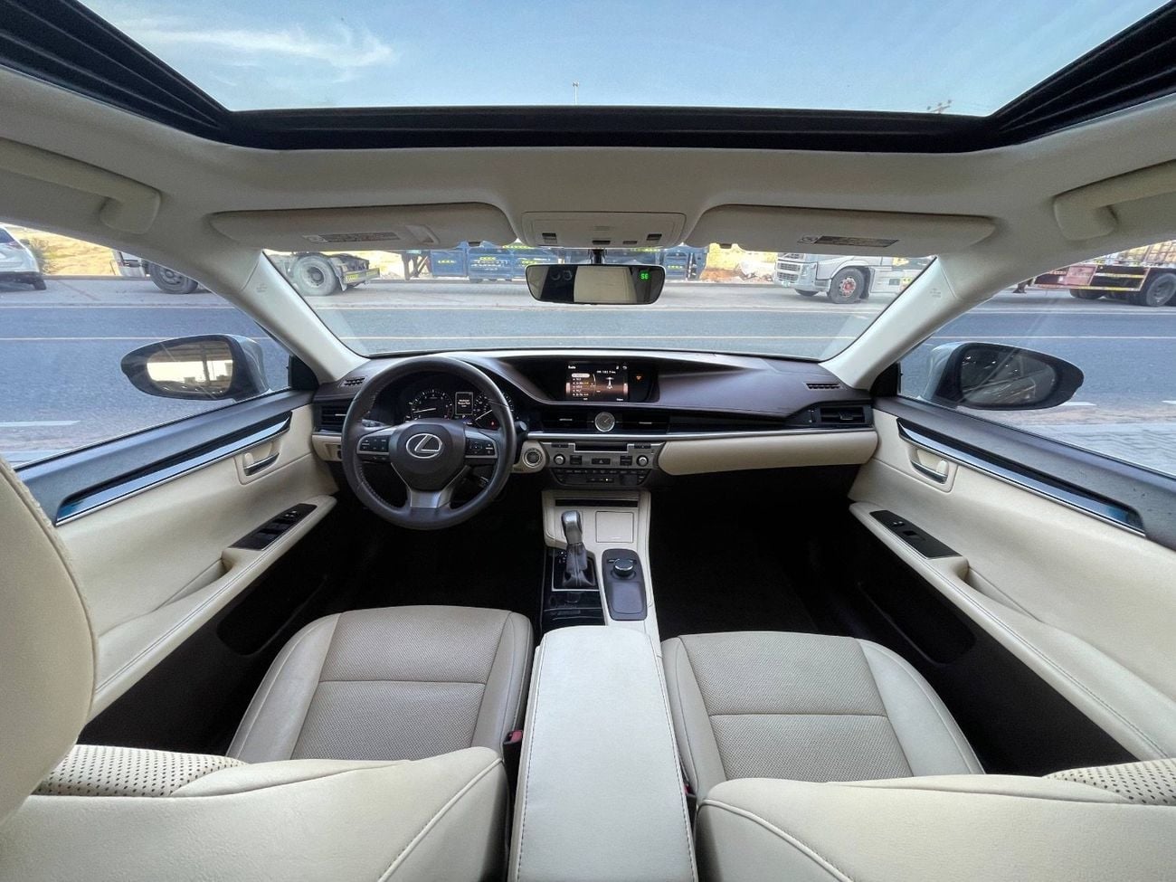 لكزس ES 350 3.5 V6 /PLATINUM COLOR / SCREEN /COOLING AND HEATING SEATS  / IN PERFECT CONDITION