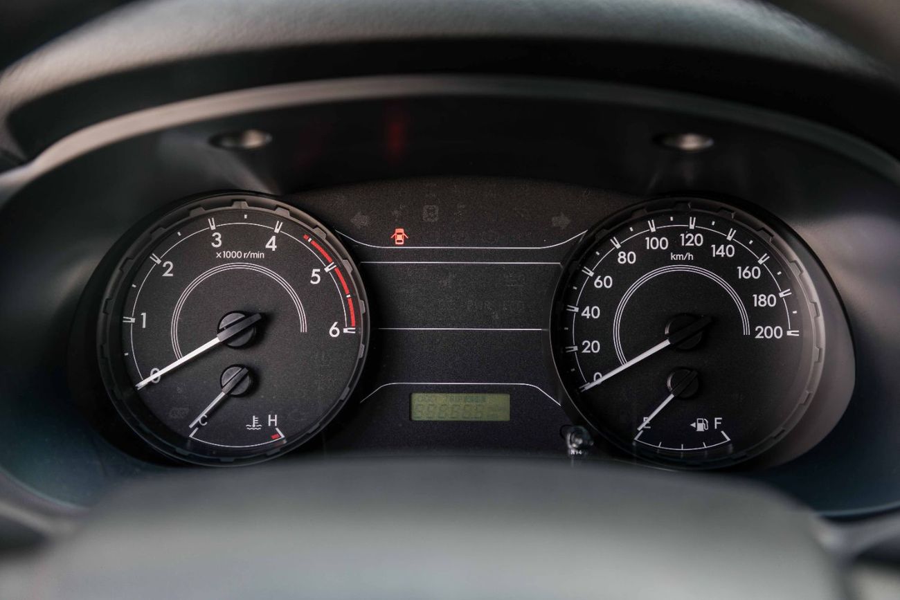 تويوتا هيلوكس 2.4L - Platinum White Pearl Inside Maroon | Export Only