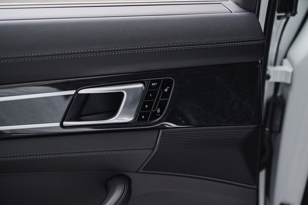 Porsche Panamera Turbo 4.0L AWD