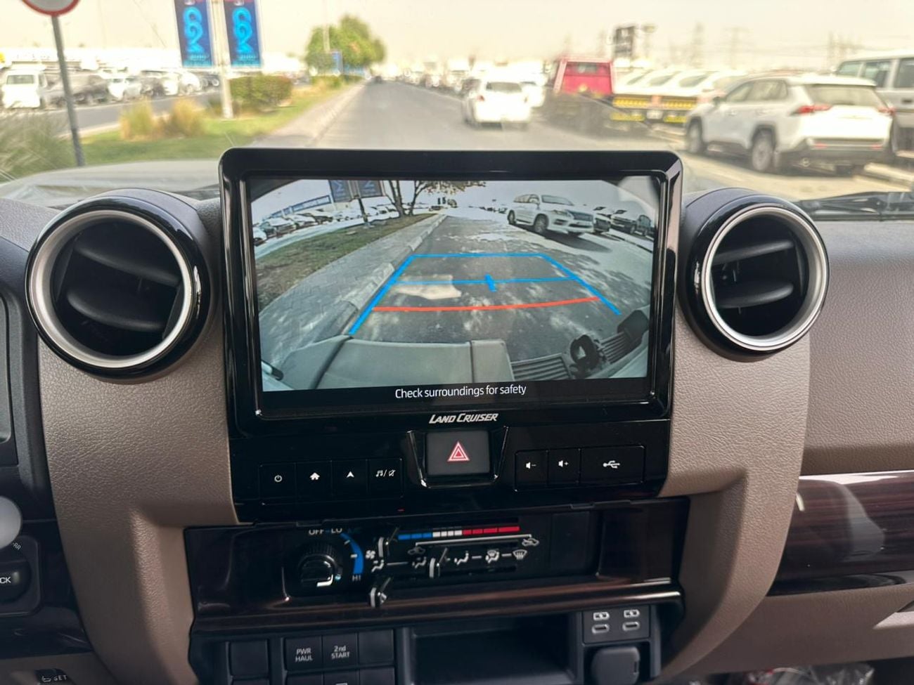 Toyota Land Cruiser 70 LX 2.8L  2025  LC76-Z 2.8 DSL  White/tan