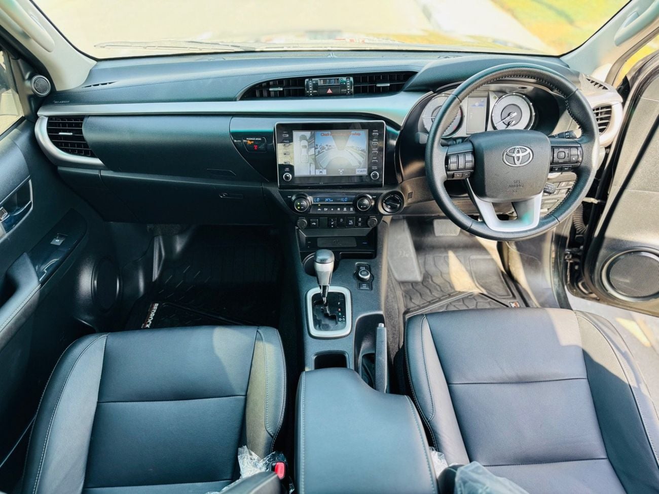 تويوتا هيلوكس Toyota HILUX Full option top of the range with some new options which  HILUX doesn’t have it