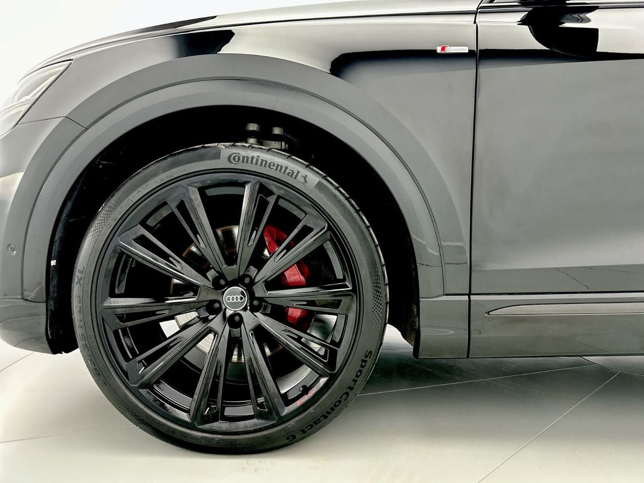 أودي Q8 55 TFSI quattro (340 HP) Crimson Red Edition (Ref# 053982)