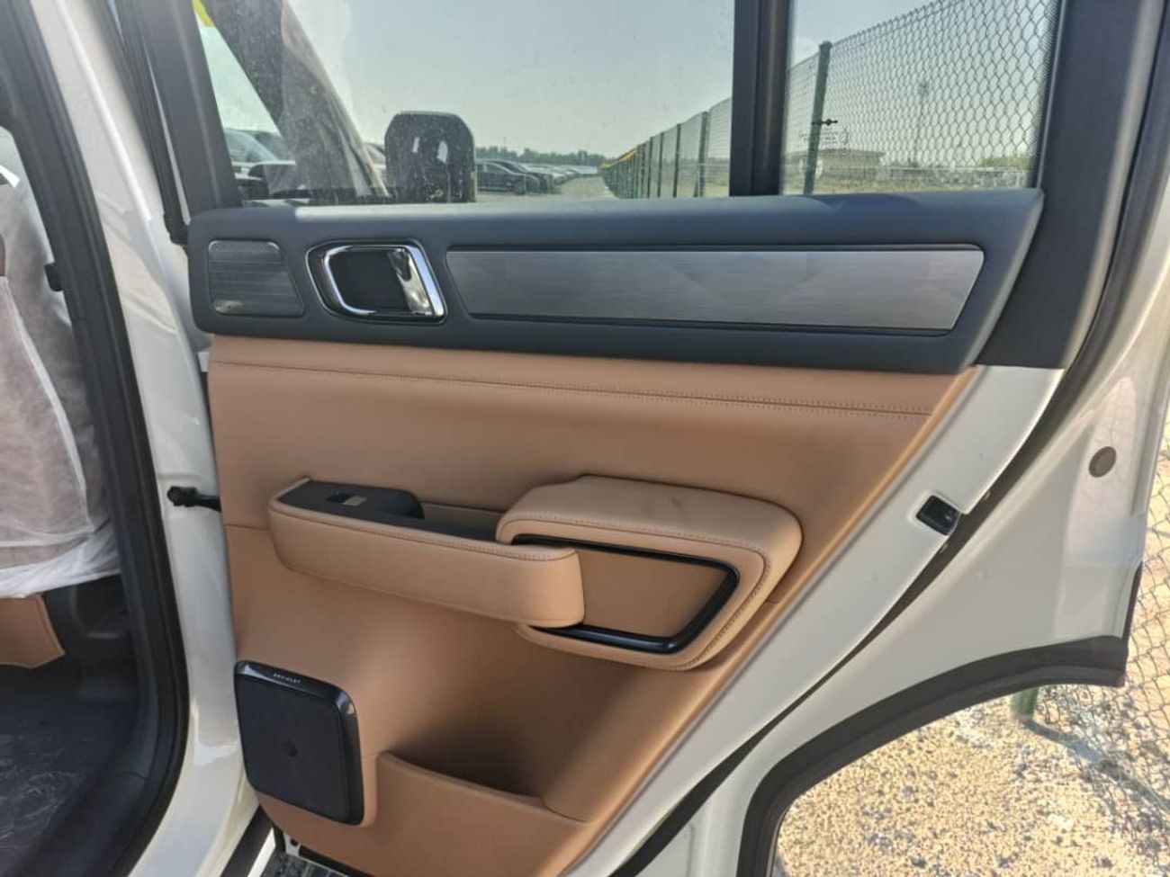 BYD Leopard 5 Leopard5 white-brown Long Range Version