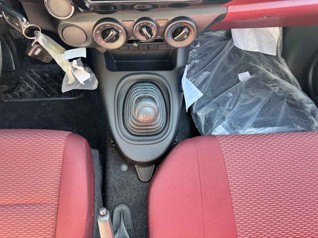 تويوتا هيلوكس 2025 HILUX 4X2 2.7L PETROL MT BASIC PWR WIN BRAND NEW 0KM