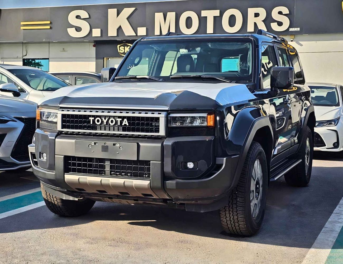 تويوتا برادو ALL ROUNDER / 2.4L PETROL V4 / SUNROOF / DRIVER POWER SEAT / COOL BOX / MID OPTION (CODE # R2)