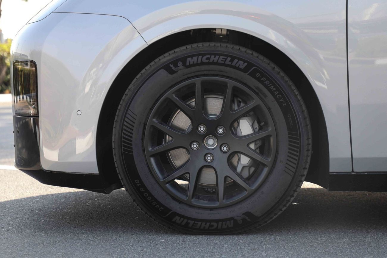 Li Auto Mega 2024 Lixiang Mega Ultra Version - Silver inside White | Export Only