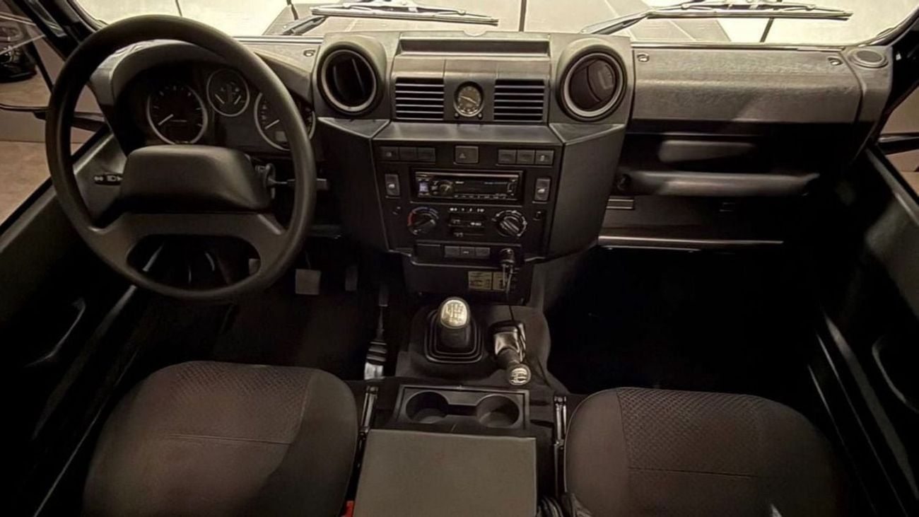 Land Rover Defender 110 Land Rover Defender 2015 GCC specs