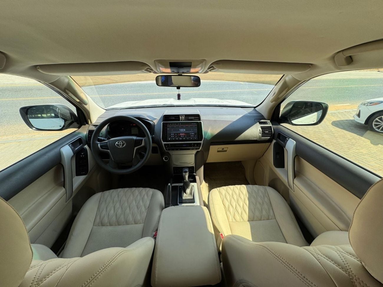 تويوتا برادو V6 4.0L / GCC / 4X4 / BIG SCREEN / FRIDGE / 7 SEATER / IN PERFECT CONDITION