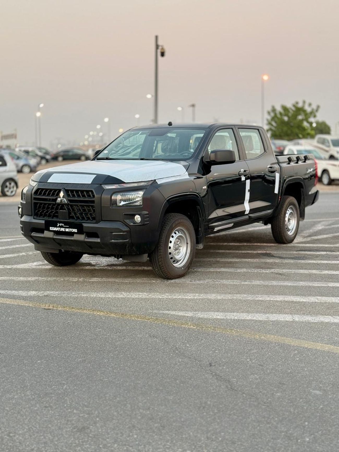 Mitsubishi L200 Mitsubishi L200 manul gear  4*4. Model. 2025. Black