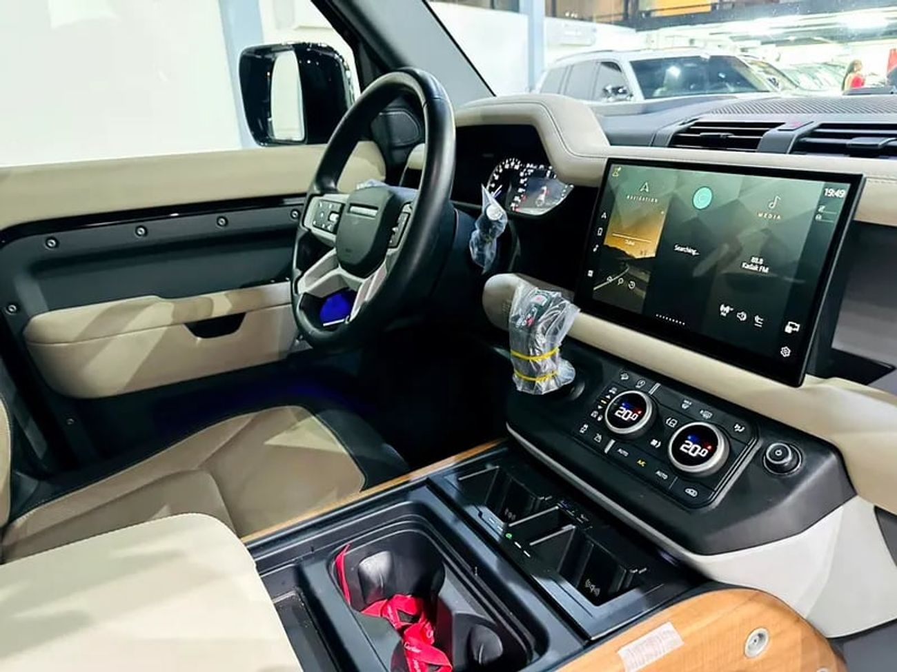 Land Rover Defender X DYNAMIC GCC SPECS UNDER AGENCY WARRANTY TILL ORIGINAL PAINT