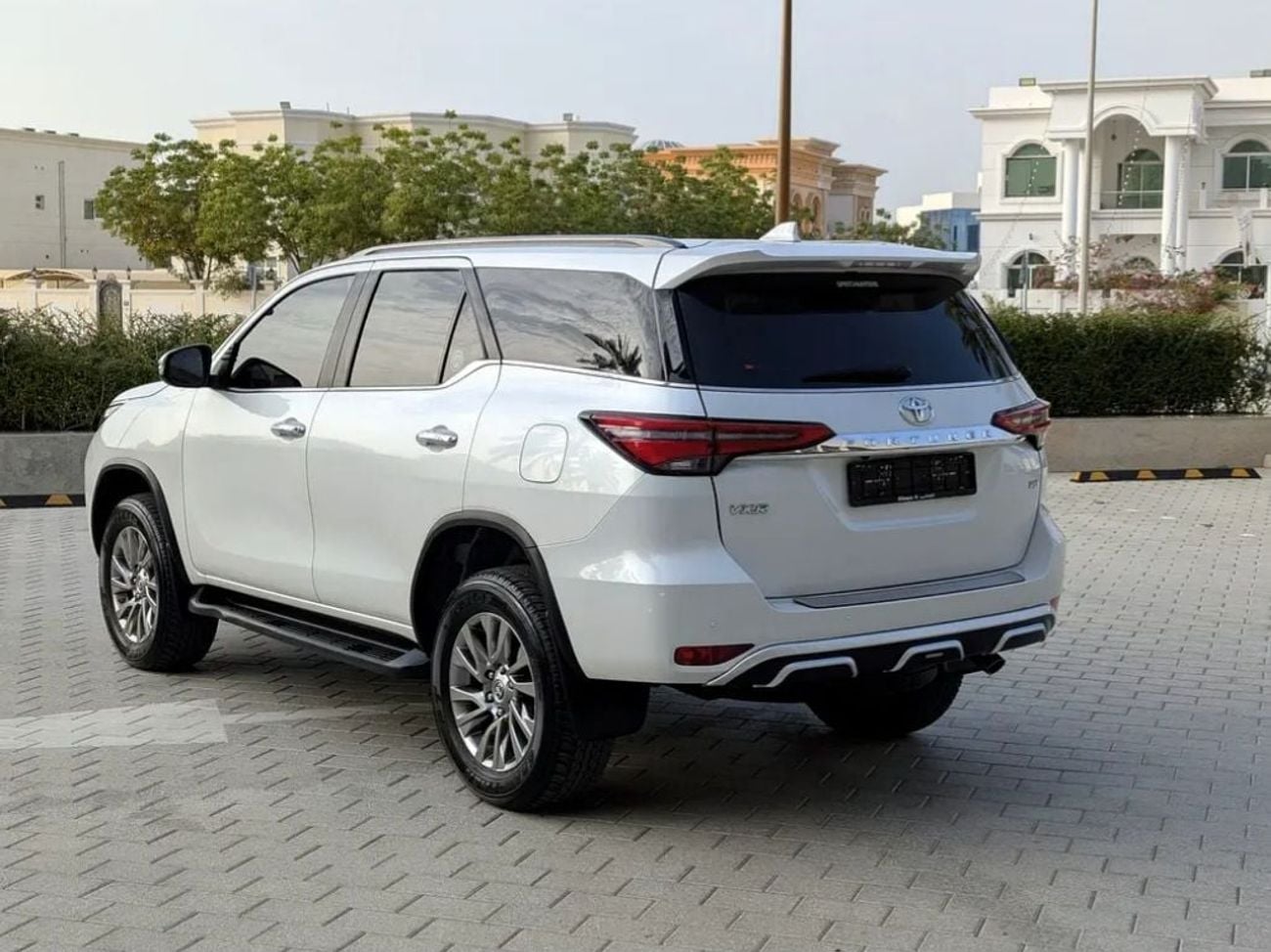 تويوتا فورتونر VXR Toyota Fortuner 2023 Model VXR 4.0L v6 full option petrol Engine Colour White push start Transmissio