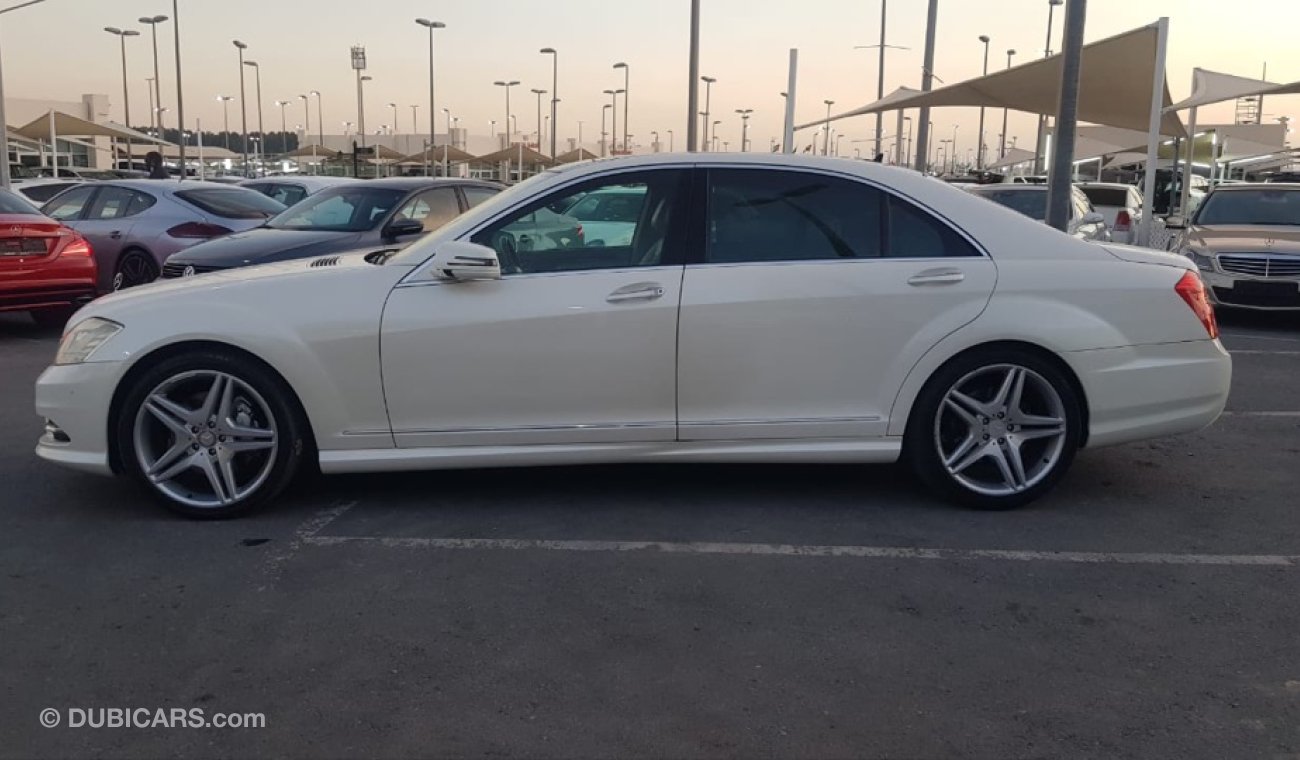 مرسيدس بنز S 350 موديل 2011 حاله ممتازه من الداخل والخارج فل مواصفات كراسي جلد ومثبت سرعه وتكييف خلفي ونظام صوت ممتاز