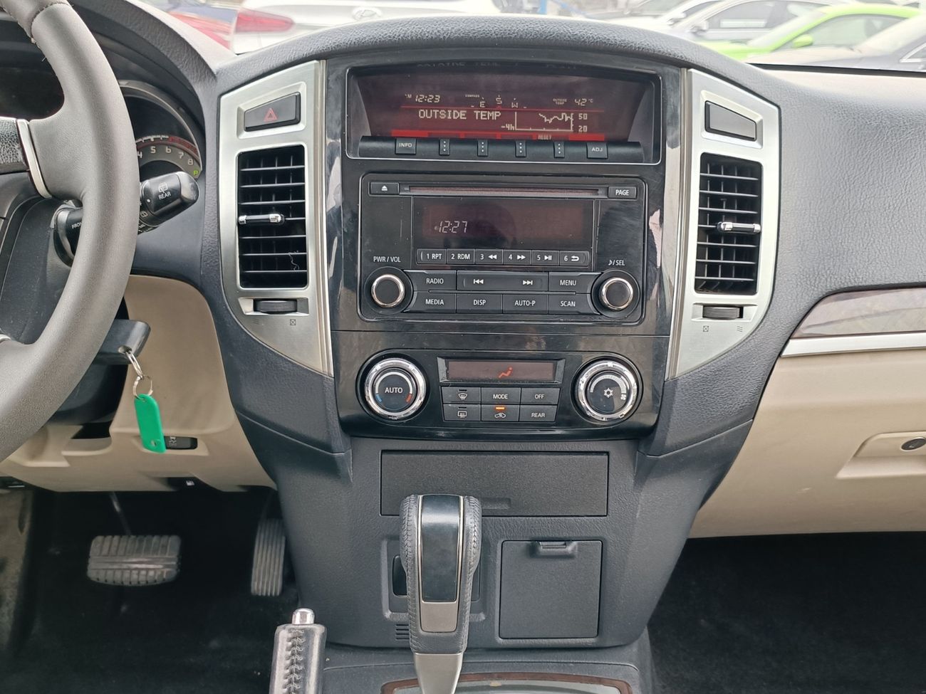 ميتسوبيشي باجيرو 3.5 / GLS / WITHOUT SUNROOF / V6 PETROL / RIMS "17" / 4WD /LOT# 16714