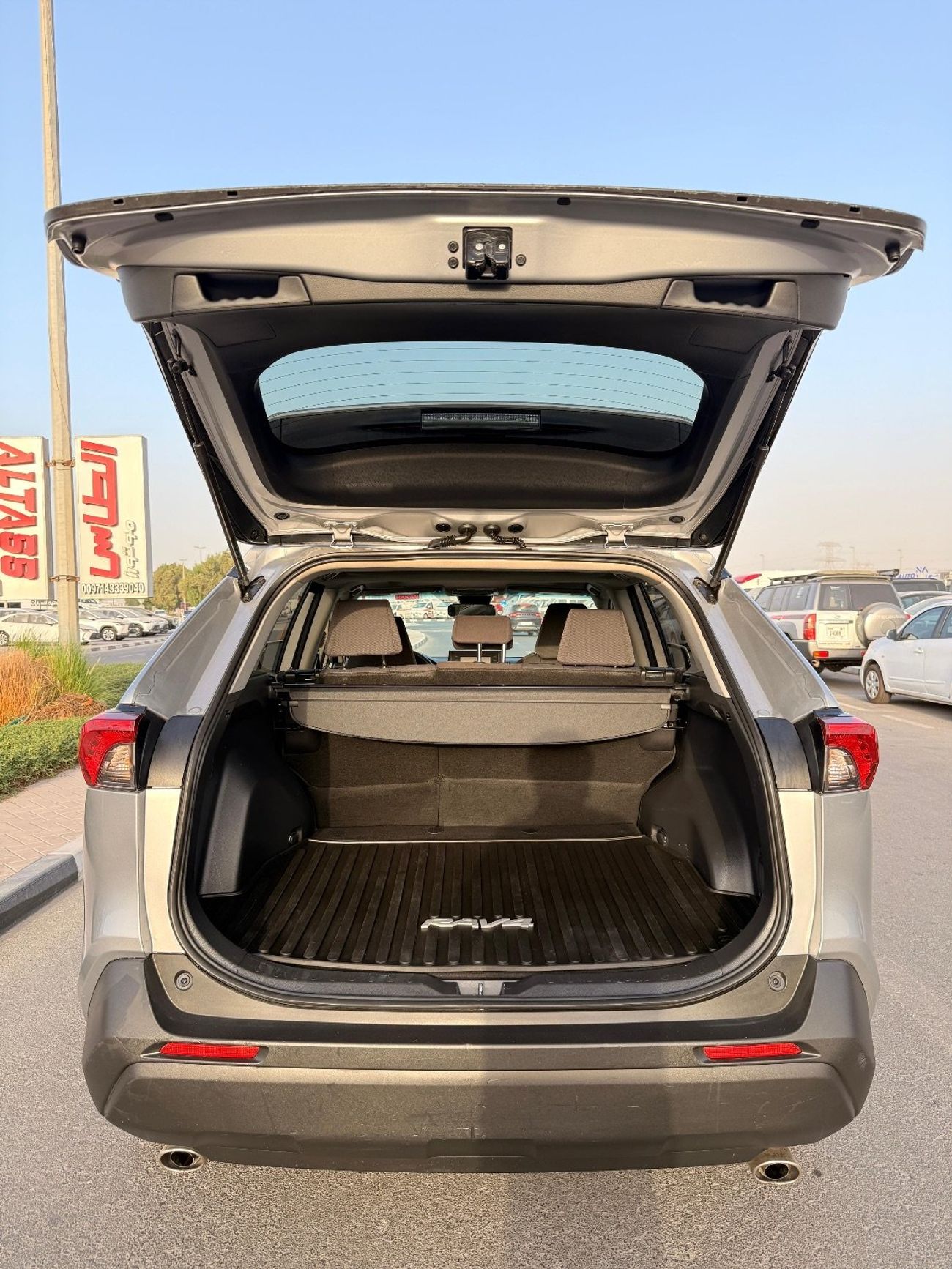 Toyota RAV4 XLE 2.5 L Sunroof, push start Full option