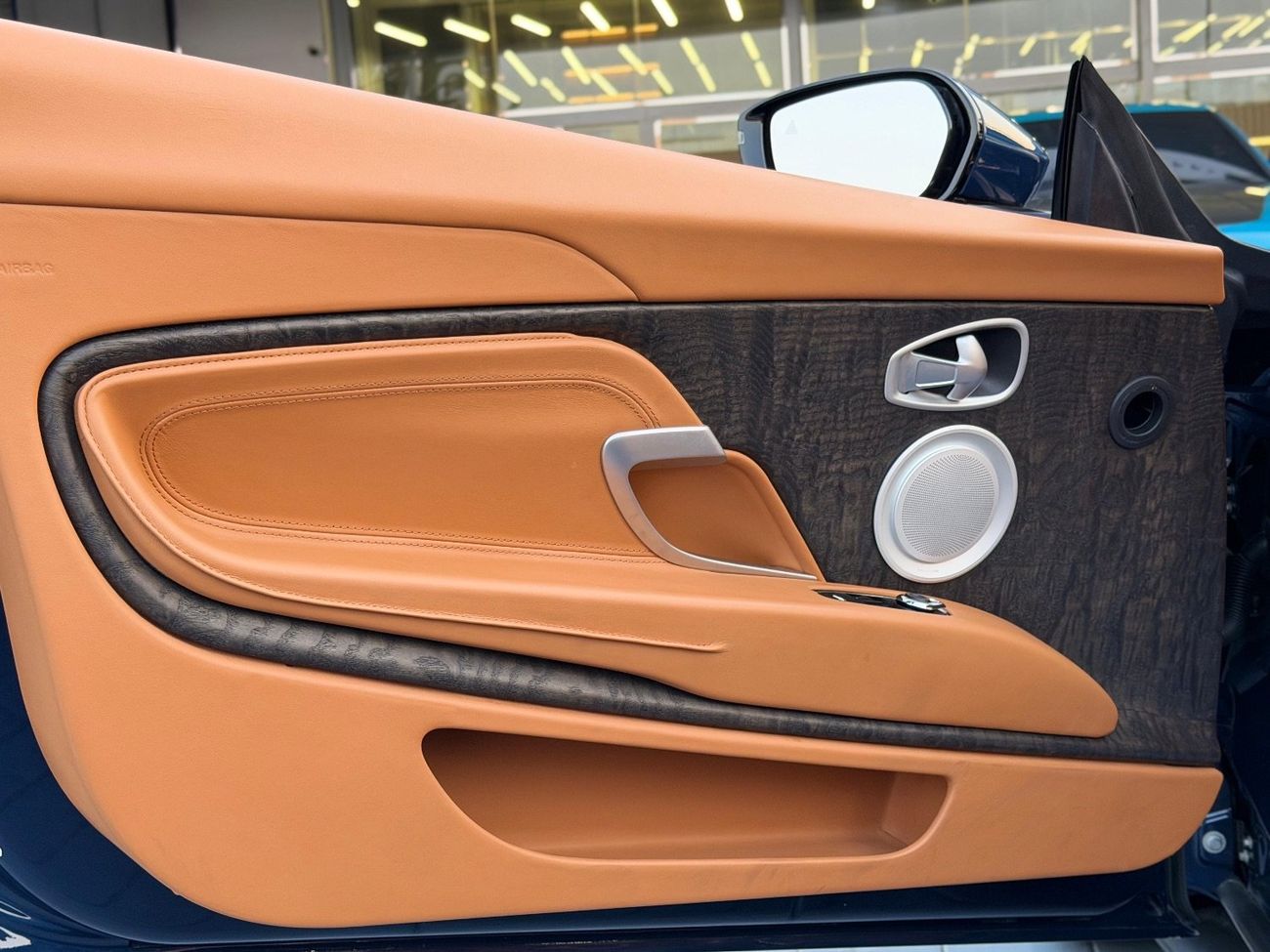 أستون مارتن DB11 Volante 4.0L