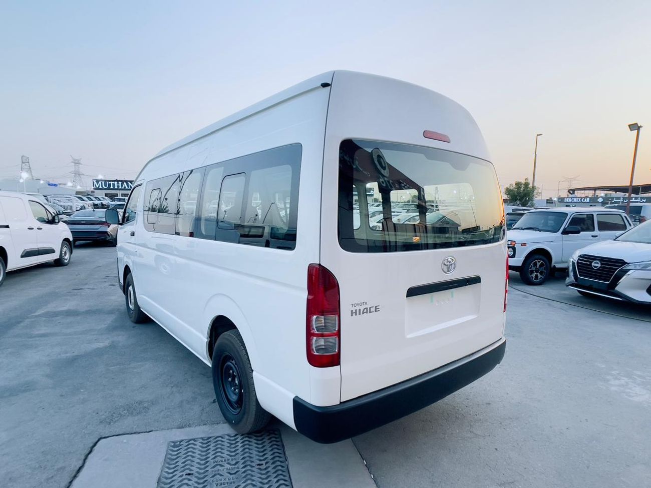 تويوتا هاياس toyota hiace hirgroof cargo glass van