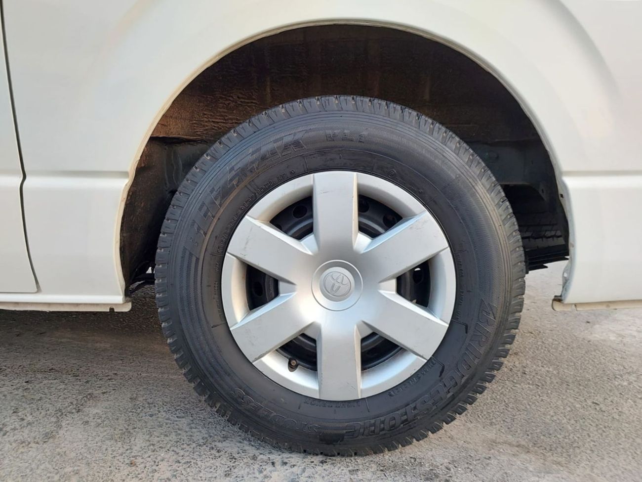 Toyota Hiace TOYOTA HIACE VAN RHD 2017 MODEL 2.7 L PETROL AUTOMATIC(PM27593)